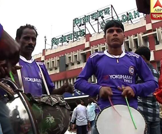 শিয়ালদা স্টেশন চত্বরে ঢাকিদের ভিড়