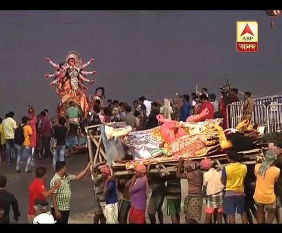 শারদ আনন্দ: গঙ্গার বিভিন্ন ঘাটে রবিবার পুরোদমে প্রতিমা বিসর্জন চলছে