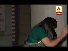 નીતિન પટેલને મળવા ગયેલી રેશ્મા ભીતે અથડાઇ ને ગડથોલું ખાઇ ગઈ, જુઓ વીડિયો