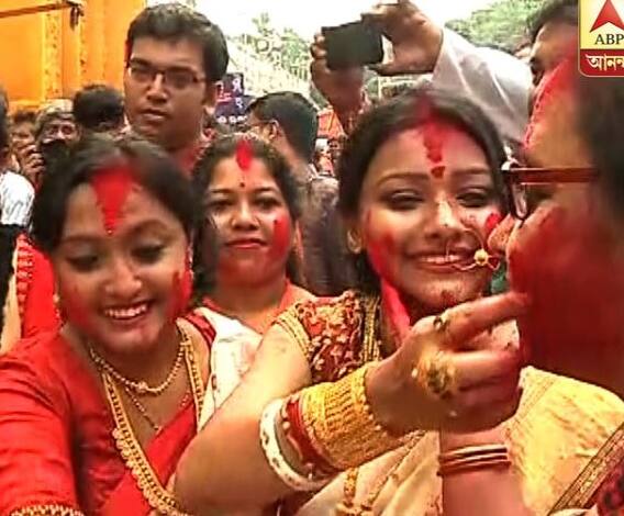 বিজয়া দশমী: বাগবাজার সর্বজনীনে মানুষের ভিড়। মুদিয়ালিতে বিদায় জানানো হচ্ছে মাকে। চোরবাগানেও ছবিটা এক, চলছে সিঁদুরখেলা