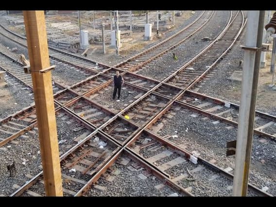 Ghanti Bajao 23.10.2018: Watch how India risks life on railway tracks daily