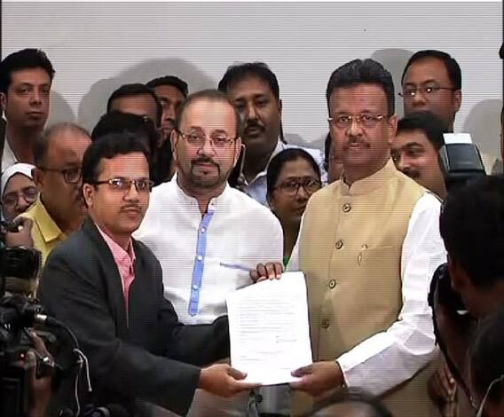 কলকাতা পুরসভায় মেয়র পদে ফিরহাদ হাকিমের বিরুদ্ধে বিজেপি প্রার্থী মীনাদেবী পুরোহিত, আইন সংশোধনের পদ্ধতি নিয়ে প্রশ্ন তুলে হাইকোর্টে বামেরা