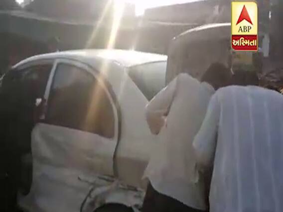 મહેસાણાઃ દારૂ ભરેલી કારના અકસ્માત પછી લોકોએ દારૂની બોટલો લેવા કરી પડાપડી, જુઓ વીડિયો