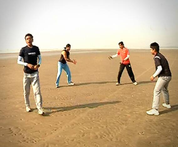 সাংসারিক চাপ, অফিস, পড়াশোনা আর জীবনের নানা সমস্যা আজ অজান্তেই তৈরি করে স্ট্রেস, এই শহুরে জীবনের যান্ত্রিক রোজনামচা ছেড়ে সমুদ্র সৈকতে শরীর ও মন ভালো করার টিপস ফিটনেস ট্রেনার চিন্ময়ের