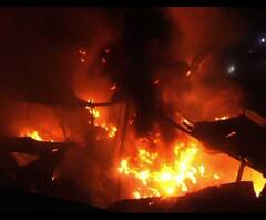 বর্ধমান শহরে কুণ্ডুপুকুর এলাকায় ফেলে দেওয়া সামগ্রীর গুদামে বিধ্বংসী আগুন