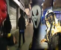 ভূত সামনে এসে হাতে তুলে দিচ্ছে চকলেটের প্যাকেট!