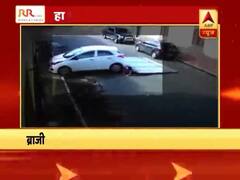 दरवाजा तोड़ कार ने मारी बुजुर्ग दंपत्ति को टक्कर, बाल-बाल बचे, वीडियो वायरल