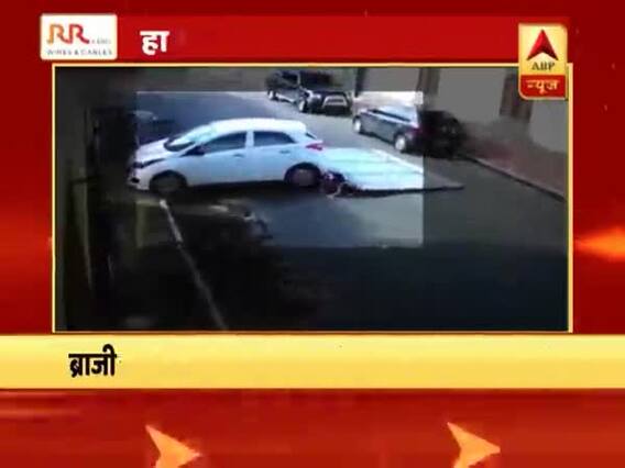 दरवाजा तोड़ कार ने मारी बुजुर्ग दंपत्ति को टक्कर, बाल-बाल बचे, वीडियो वायरल