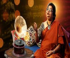 দীপাবলীর আলোর ছটায় উজ্জ্বল চারদিক, তারই মাঝে রবীন্দ্রনাথের গানে শক্তির আরাধনায় শ্রাবণী সেন