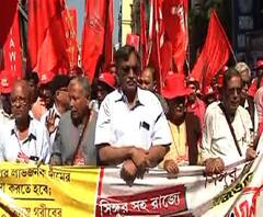 সিঙ্গুরের জমি চাষযোগ্য করা ও রাজ্যে শিল্প স্থাপনের দাবিতে সিপিএমের কৃষক সংগঠনের দ্বিতীয় দফার পদযাত্রার নেতৃত্বে সূর্যকান্ত, অমল হালদারেরা