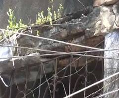 কাকদ্বীপে বিপজ্জনক বাড়িতেই বসছে বাজার