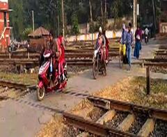  রেললাইনের উপর কবে হবে উড়ালপুল?প্রশ্ন আদ্রাবাসীর