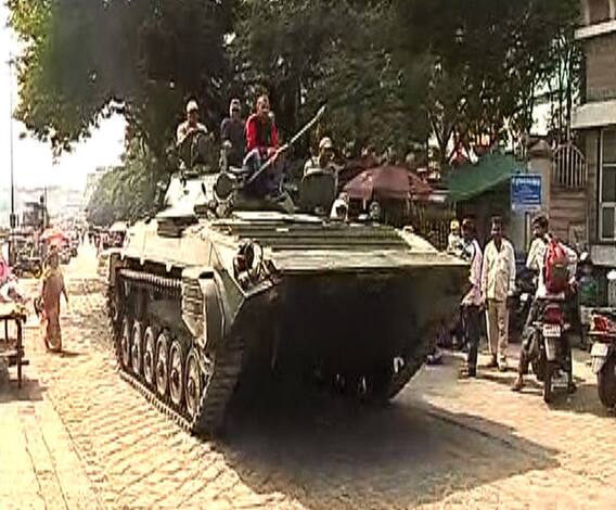 पुण्याच्या रस्त्यावरुन रणगाडा नेताना जवानांची मोठी कसरत | पुणे | एबीपी माझा 