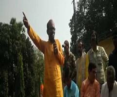 ‘শাবল-গাঁইতি নিয়ে যাবেন, রাস্তায় উন্নয়ন দাঁড়ালে কবর খুঁড়তে খুঁড়তে যাবেন’, বিতর্কিত মন্তব্য বিজেপি নেতা সায়ন্তন বসুর