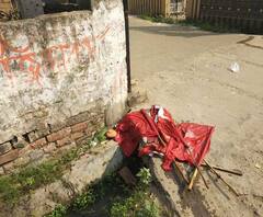 সোদপুরে সিপিএমের পার্টি অফিসে লাগানো পতাকা খুলে নর্দমায়!
