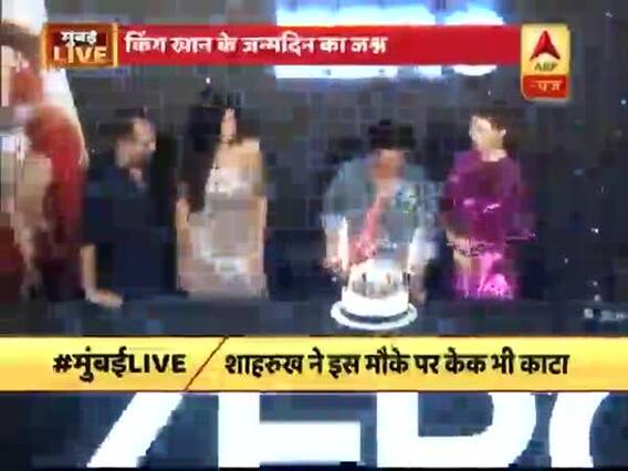 'जीरो' ट्रेलर लॉन्चिंग पर मना 'किंग खान' का बर्थडे, कैटरीना-अनुष्का संग काटा बेहद खास केक