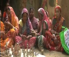 ডোকরার কাজ করছে ঝাড়গ্রামের মহিলা স্বনির্ভর গোষ্ঠী, সহায়তায় প্রশাসন