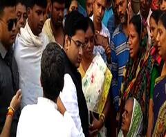 পুরুলিয়ার নিহত তৃণমূল কর্মীর বাড়িতে অভিষেক, যাওয়ার আগে প্রকৃত দোষীদের শাস্তির দাবিতে গ্রামে বিক্ষোভ