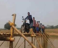তৈরি হয়নি পাকা ব্রিজ, বিপদ মাথায় নিয়েই চন্দ্রকোণার ভগবন্তপুরে বাঁশের সাঁকো দিয়ে খাল পারাপার