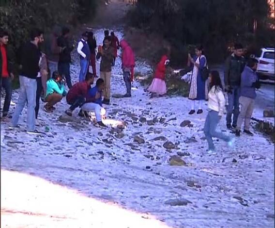 ১০ বছর পর বরফে ঢেকেছে শৈলশহর দার্জিলিং, সঙ্গে ঝলমলে কাঞ্চনজঙ্ঘা, মুগ্ধ পর্যটকরা