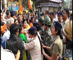 ব্যারাকপুরে বিজেপি সমর্থক ও পুলিশের মধ্যে ধস্তাধস্তি