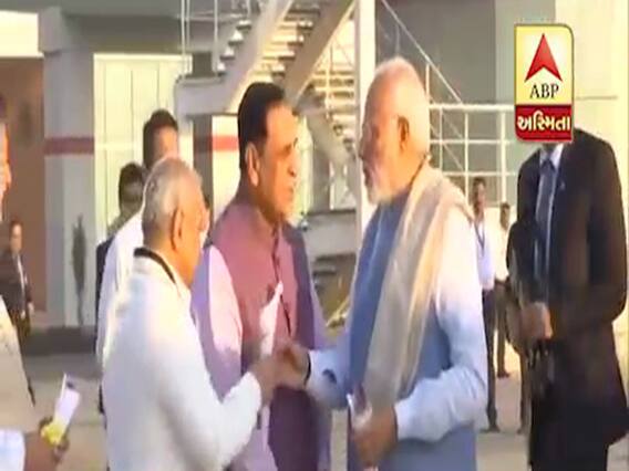 વડોદરા એરપોર્ટ પર મોદીએ રૂપાણી સાથે ઊભા રહી વાત કરી પણ નીતિન પટેલને અવગણ્યા, જુઓ વીડિયો