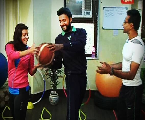 বছর শেষের সময়টা আনন্দের আবহ, নাচ-গান, খাওয়া দাওয়ায় মেতে ওঠাই স্বাভাবিক, কিন্তু একদিকে ঠান্ডা আমেজ, অন্যদিকে নাচ, গানের অনভ্যাসে শরীরের বিভিন্ন জায়গায় ব্যথা হতে পারে, সেইসব ব্যাথা উপশমের টিপস বাতলে দিলেন ফিটনেস ট্রেনার চিন্ময় রায়