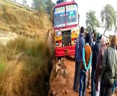 বীরভূম: সেতুর ধারে রাস্তার নিচে লোহার পাইপে আটকে গেল চাকা, অলৌকিক রক্ষা যাত্রীবোঝাই বাসের