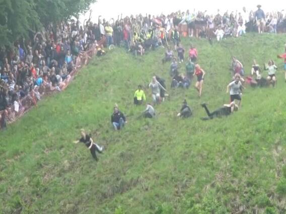 कभी देखा है ट्रैक्टर को फुटबॉल खेलते हुए, नहीं देखा तो यहां देखिए | ABP News Hindi