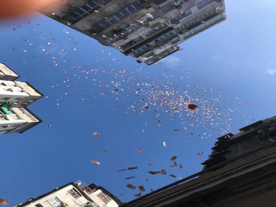 હોંગકોંગઃ ગીચ વસ્તી ધરાવતા વિસ્તારમાં યુવકે કર્યો ડોલરનો વરસાદ, લોકોએ કરી ભાગદોડ, જુઓ વીડિયો