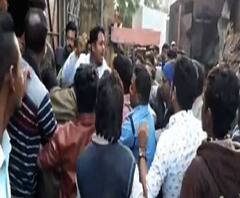 ট্রেড লাইসেন্স সংক্রান্ত তথ্য জানার নাম করে মেয়র পারিষদের বাড়িতে গিয়ে মাথায় আগ্নেয়াস্ত্র ঠেকিয়ে হুমকি, কামড়ে দেওয়ার অভিযোগ