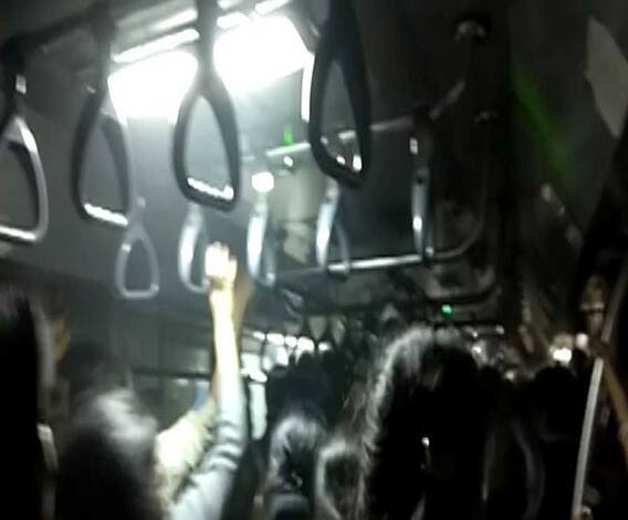 দমদমগামী মেট্রোর এসি রেকে আগুন, ধোঁয়ায় অসুস্থ বহু যাত্রী, জানালার কাচ ভেঙে উদ্ধার