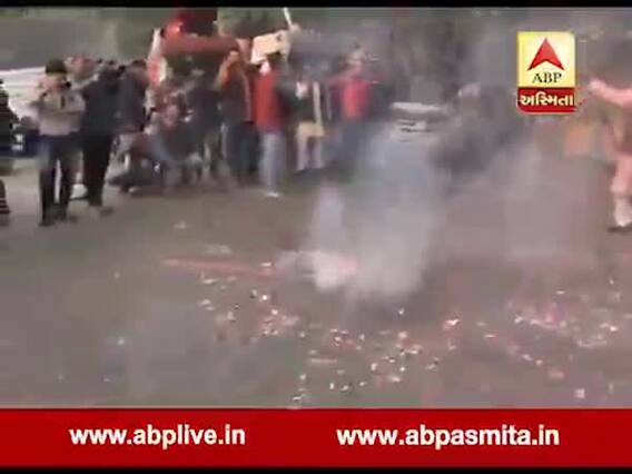 પાંચ રાજ્યોની ચૂંટણીના પરિણામઃ દિલ્લીમાં કોંગ્રેસે શરૂ કર્યો જશ્ન, ફટાકડા ફોડી વ્યક્ત કરી ખૂશી, જુઓ વીડિયો