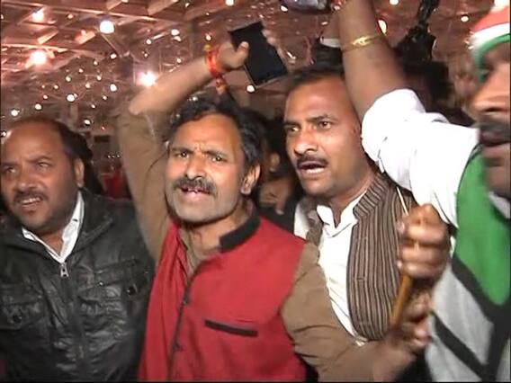 मध्य प्रदेश: कमलनाथ और ज्योतिरादित्य सिंधिया के समर्थक हुए आमने-सामने, कर रहे हैं नारेबाजी, देखें वीडियो