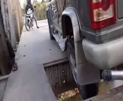 নাগরাকাটায় সেতুর একাংশ ভেঙে আটকে গেল গাড়ি, অল্পের জন্য রক্ষা যাত্রীদের 