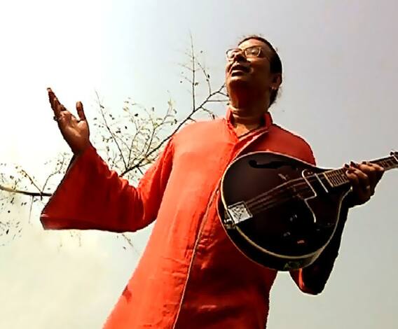 ভাঙা প্রেমের কান্না ফেরে তারায় তারায় বাতাসে, সুরজিৎ চট্টোপাধ্যায়ের গলায় বাংলার জনপ্রিয় লোকগীতি, দেখুন গানওয়ালা