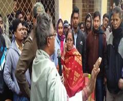 বারাসতে সরকারি স্কুলে লটারির মাধ্যমে ভর্তি ঘিরে অভিভাবকদের বিক্ষোভ