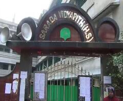 সোনারপুরের মিশন পল্লির সারদা বিদ্যাপীঠে ভর্তিকে কেন্দ্র করে অভিভাবকদের বিক্ষোভ