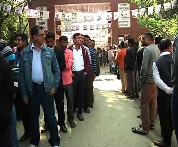 বিএনপি-কে বিরাট ব্যবধানে পিছনে ফেলে বাংলাদেশে হ্যাটট্রিক করতে চলেছে আওয়ামি লিগ