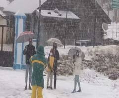 দার্জিলিংয়ে কনকনে ঠান্ডা, চলছে বৃষ্টি, সান্দাকফুতে পড়ছে বরফ
