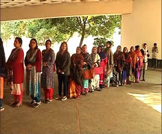 চলছে বাংলাদেশে একাদশতম জাতীয় সংসদ নির্বাচন, ক্ষমতাসীন শেখ হাসিনার নেতৃত্বাধীন আওয়ামি লিগ জোটের প্রতিপক্ষ খালেদা জিয়ার বিএনপি নেতৃত্বাধীন জাতীয় ঐক্য ফ্রন্ট