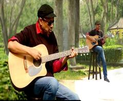 নতুন বছর দোরগোড়ায় দাঁড়িয়ে, চারদিকে খুশির আমেজ, সেই আনন্দের উদযাপন অঞ্জন দত্তের গানে গানে