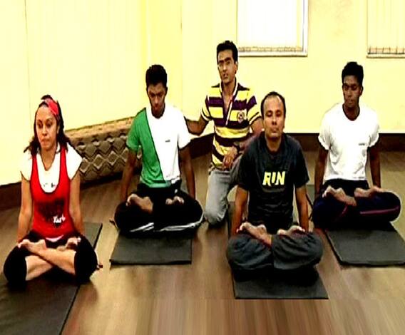 সময়ের সঙ্গে তাল মিলিয়ে ছুটতে হলে, শরীরটাকে নীরোগ রাখতে হলে নিয়মিত যোগব্যায়াম অবশ্যই দরকার, যোগাসনের দীর্ঘ অভ্যাসের বদলে দ্রুত করা যায় এমন আসন খোঁজেন অনেকেই। ‘পাওয়ার যোগা’, দেখুন ফিট তাই হিট