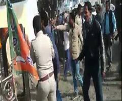 কাঁকসায় নিহত দলীয় কর্মীর দেহ নিয়ে মিছিলকে কেন্দ্র করে রণক্ষেত্র আসানসোল জেলা হাসপাতাল চত্বর, পুলিশের সঙ্গে ধস্তাধস্তি বিজেপি কর্মীদের, রাস্তা অবরোধ