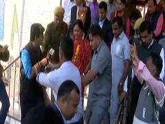 વસુંધરાની તુમાખી, પત્રકારને જવાબ પણ ના આપ્યો, કમાન્ડોએ કહ્યું, હાથ પકડ લો ઉસકા.....જુઓ વીડિયો