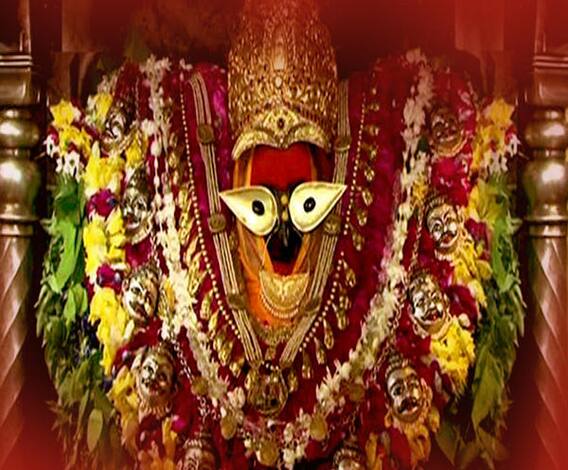 মার্কণ্ডেয় পুরাণ মতে বিন্ধ্যবাসিনী মহিষাসুর বধ করতে আবির্ভূত হয়েছিলেন, এর পাশাপাশি সতীর বাঁ পায়ের আঙুল পড়েছিল এই স্থানে, সতীর একান্ন পীঠের অন্যতম পীঠ ঘরে বসে দর্শন করুন এবিপি আনন্দের সঙ্গে