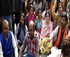 কাঁকসায় বিজেপি কর্মী খুনের প্রতিবাদে দুর্গাপুরে বনধে রাস্তা অবরোধ, পুলিশের সঙ্গে ধস্তাধস্তি, গ্রেফতার সায়ন্তন, লকেট 