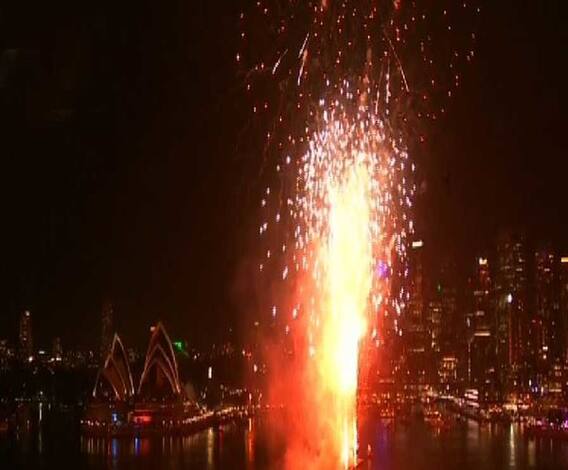 অস্ট্রেলিয়ার সিডনিতে আতসবাজির বর্ণময় বিচ্ছুরনে স্বাগত নতুন বছর ২০১৯