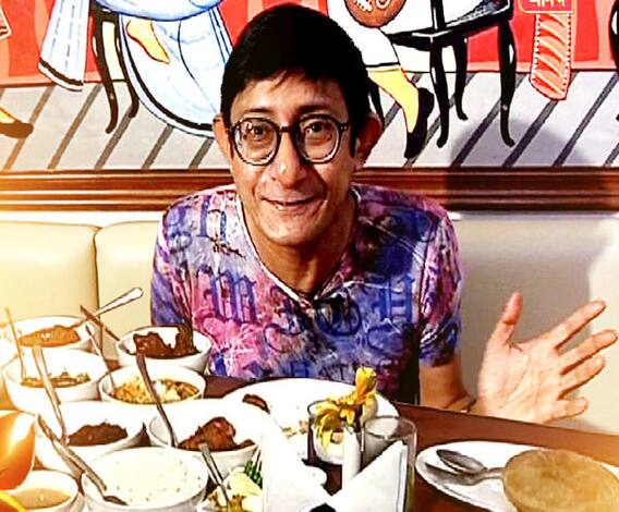 ভোজনরসিক কাঞ্চন থিয়েটারের সঙ্গে খাওয়া দাওয়া অদ্ভূত মিল খুঁজে পান, যেমন থিয়েটারের রিহার্সালটা যেমন খুব জরুরি, তেমনই বিভিন্ন রেস্তোরাঁয় খাবার চেখে দেখাটাও তাই, দেখুন কাঞ্চনের কব্জি ডুবিয়ে ‘পেটপুজো’