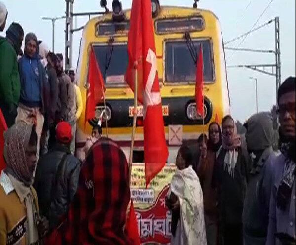 বামেদের ধর্মঘট ঘিরে উত্তপ্ত রাজ্য, শিরোনামে দেখে নিন এমনই হরেক খবর বামেদের ধর্মঘট ঘিরে উত্তপ্ত রাজ্য, শিরোনামে দেখে নিন এমনই হরেক খবর